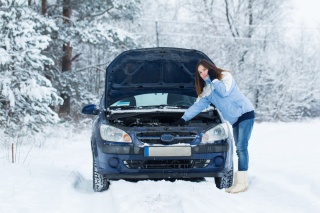 Frau mit Panne im Winter