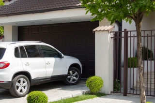 Auto steht vor der Garage