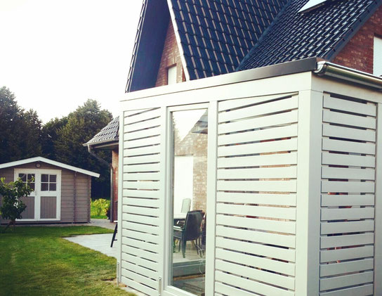 Carport mit Schuppen - Glas und Lamellen