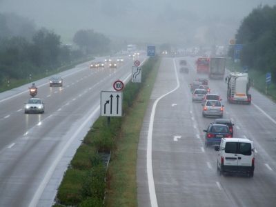 Autobahn im Regen - RainerSturm-Pixelio