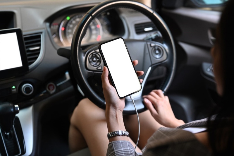 Autofahrererin Handy am Steuer