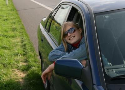 Autoreise Frau lächelt