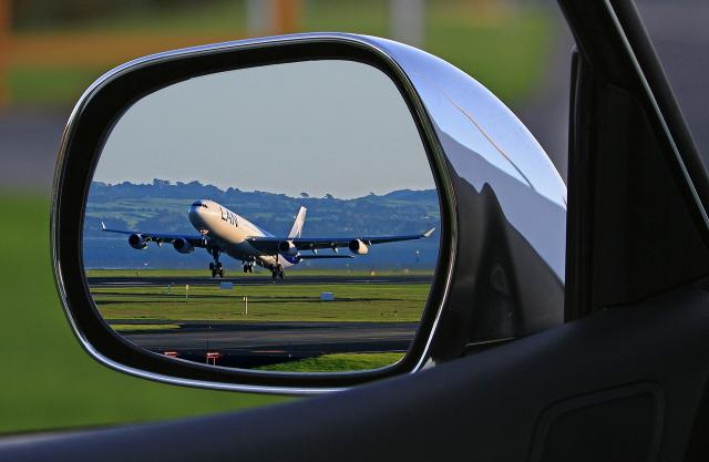 Flugzeug im Spiegel