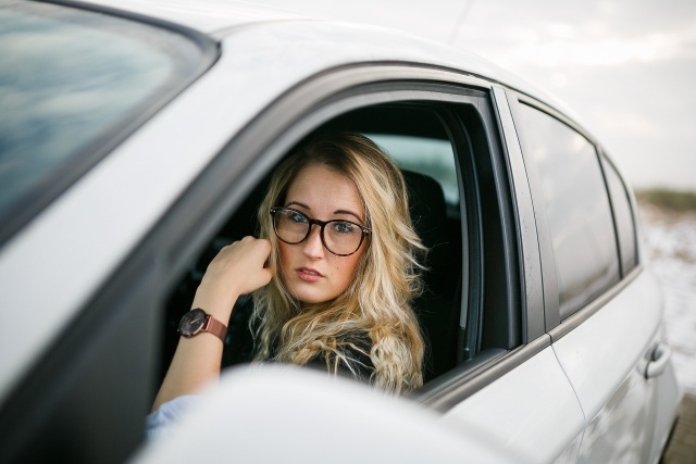 Junge Frau im Auto Fahranfängerin