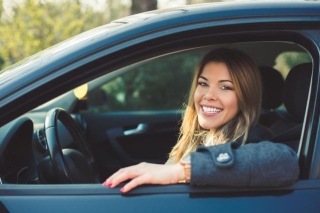 Frau im Auto