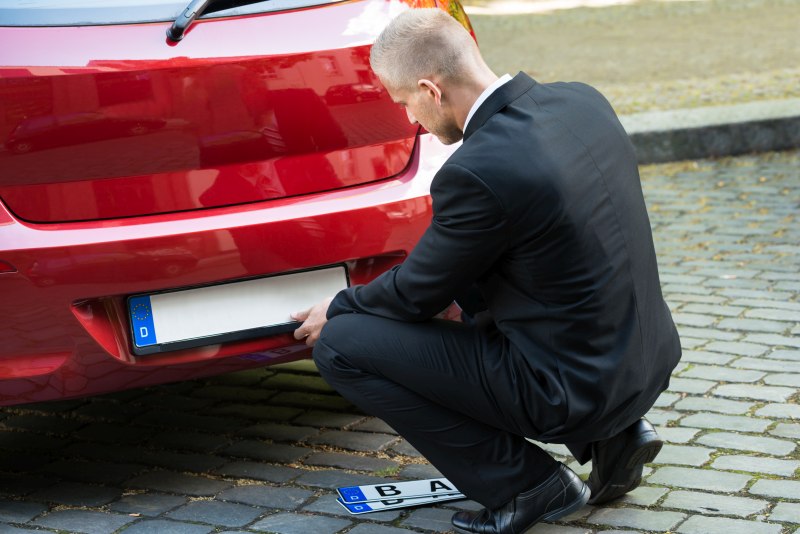 Auto-Kennzeichen anbringen