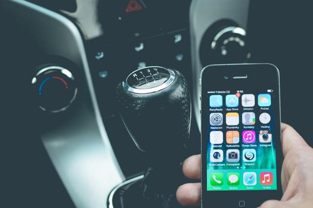 Smartphone im Auto