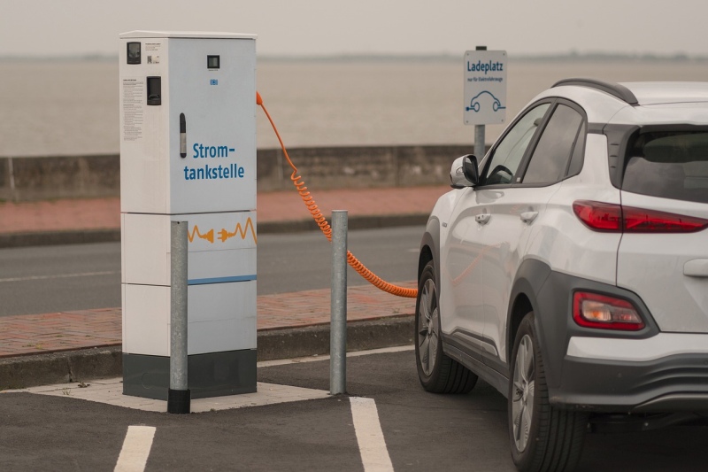 E-Auto an Ladestation 