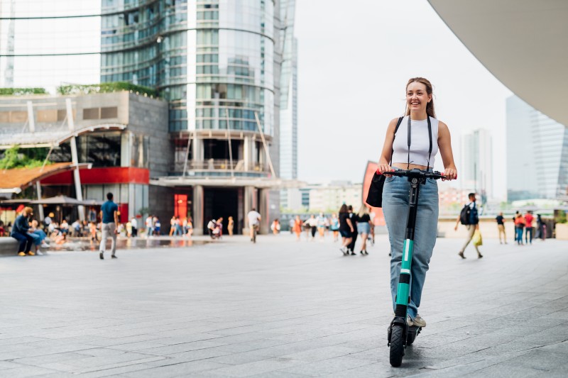 E-Scooter Frau in der Stadt