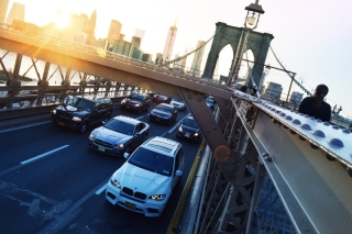 Autos auf Brücke