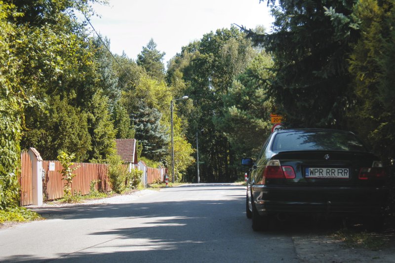 Auto im Schatten im Sommer