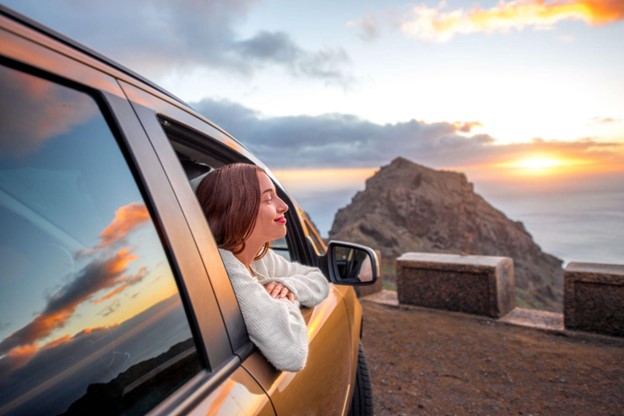 Frau im Auto genießt den Ausblick