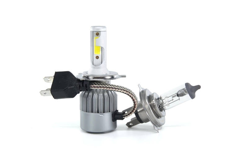 H4-Halogenlampe rechts neben einer H4-LED-Retrofit-Lampe.