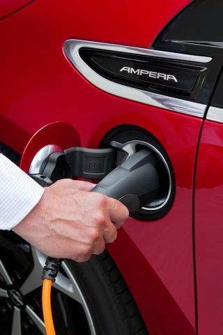 Opel Ampera beim "Tanken"