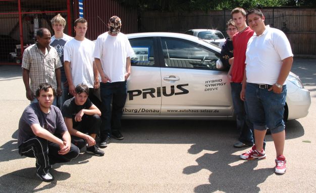 Schüler mit einem Prius 2