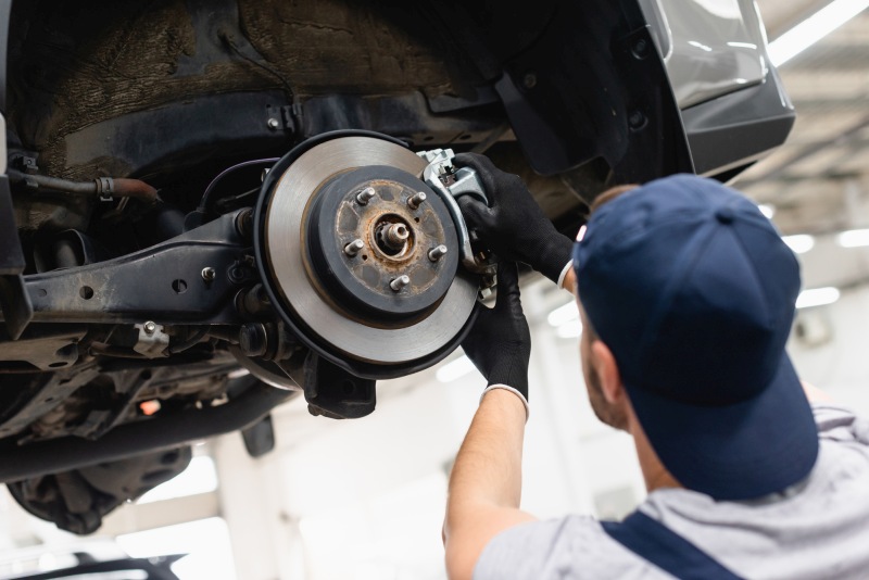 Scheibenbremse des Fahrzeugs zur Reparatur, wird gerade neu