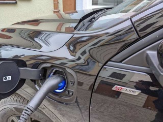Ford Kuga Plug-in beim Laden