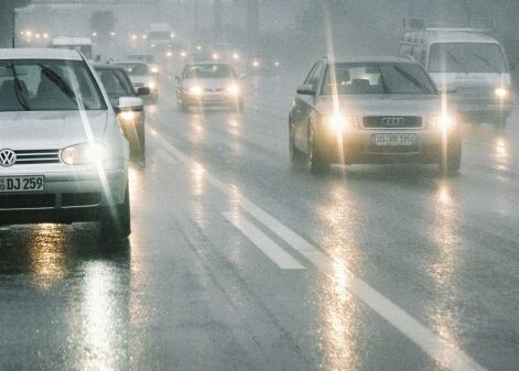 Autos im Regen