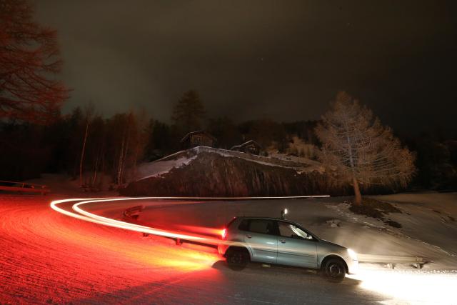 Auto auf winterlicher Straße