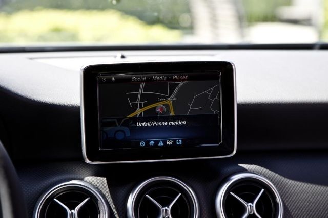 Car-to-X Kommunikation bei Mercedes-Benz Unfall/Panne melden