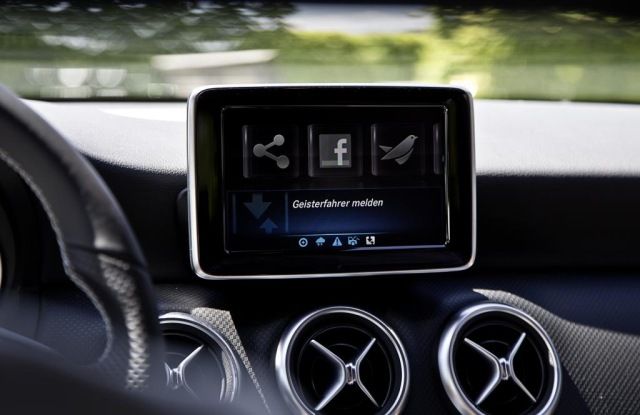 Car-to-X Kommunikation bei Mercedes-Benz Geisterfahrer melden