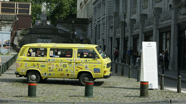 VW-Bus mit Aufklebern