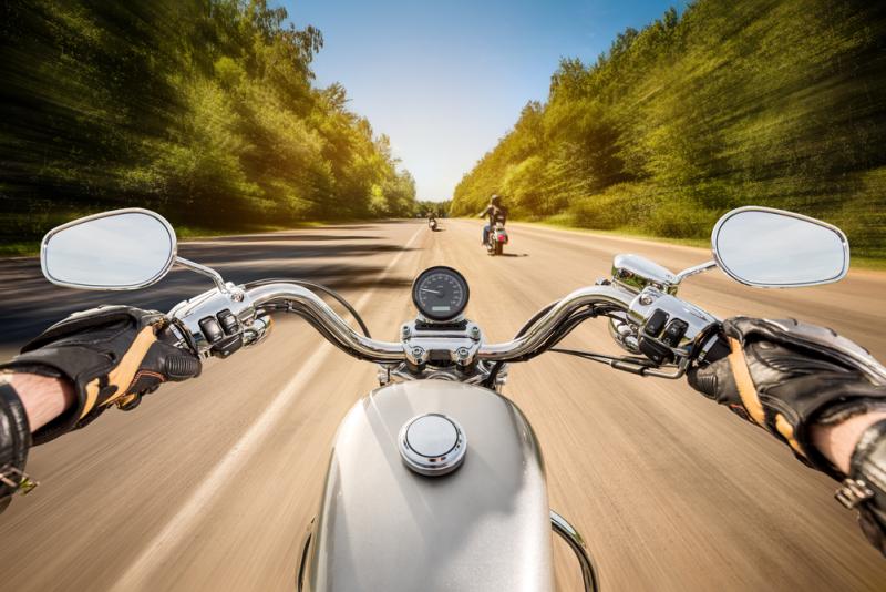 Aus der Sicht eines Motorradfahrers, der zwei weiteren Bikern folgt.