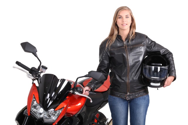 Frau mit Motorrad und Helm