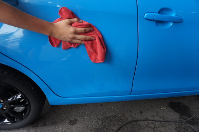 Damit der Lack glänzt und geschützt ist: Auto mit Hartwachs