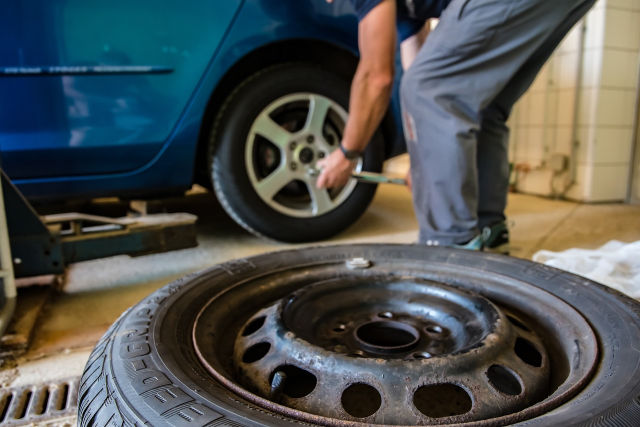 Vom Werkzeug bis zur passenden Beleuchtung: Grundausstattung für heimische  Autobastler