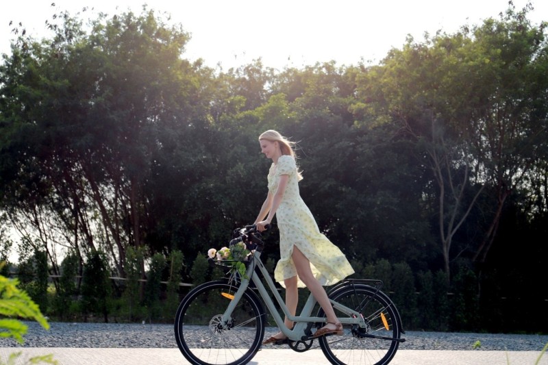 Frau auf E-Bike