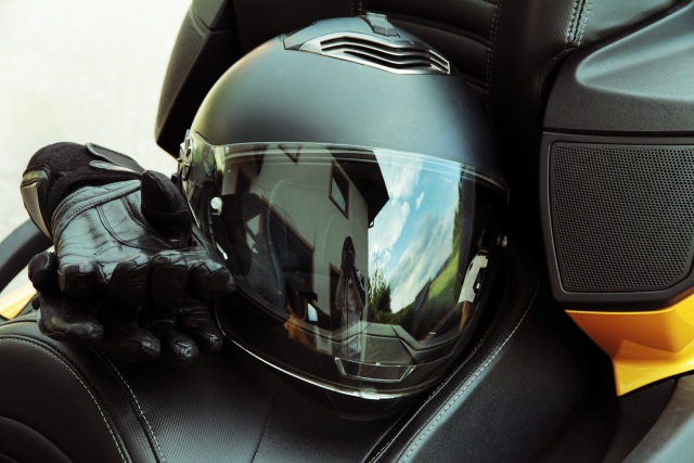 Motorradhelm und -handschuhe