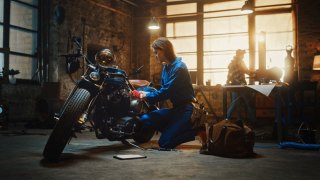 Motorrad Werkstatt Mechanikerin
