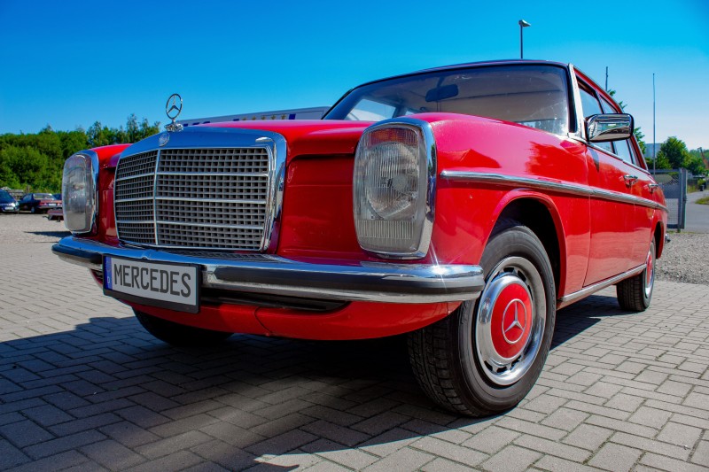 Mercedes Benz rot
